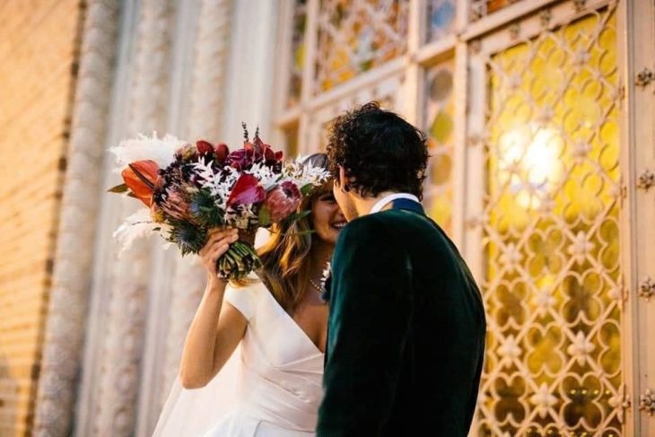 Debby Ryan y Josh Dun besándose frente a la puerta de la iglesia