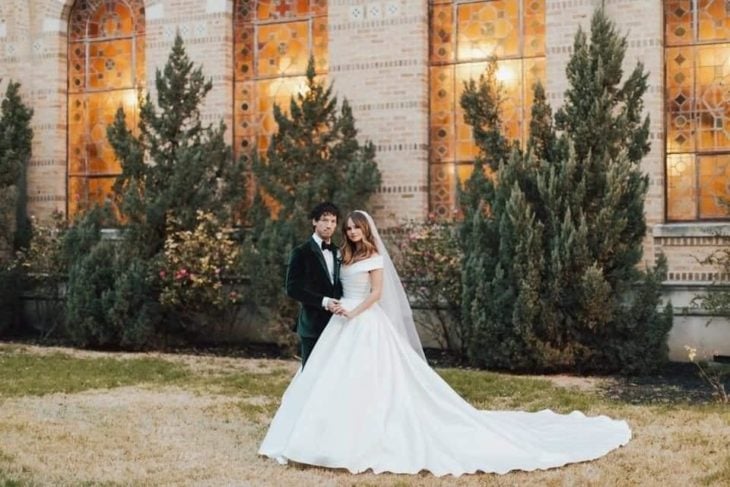 Debby Ryan y Josh Dun posando en su primera foto como esposos