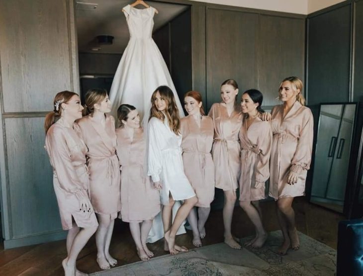 Debby Ryan junato a sus damas de honor antes de prepararse para la boda