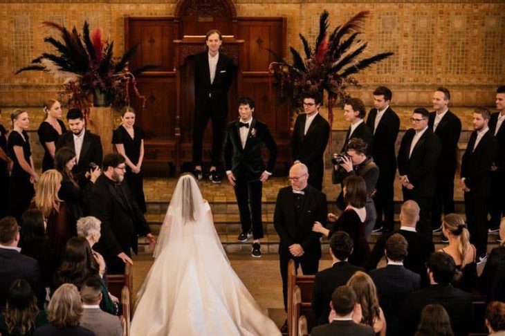 Debby Ryan llegando al altar con Josh Dun en su boda 