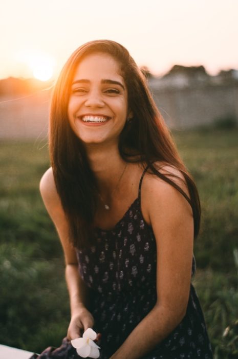 Chica de cabello largo sonriéndo