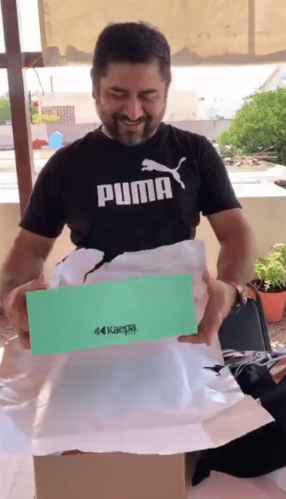 Papá de Alondra abriendo su regalo del día del padre