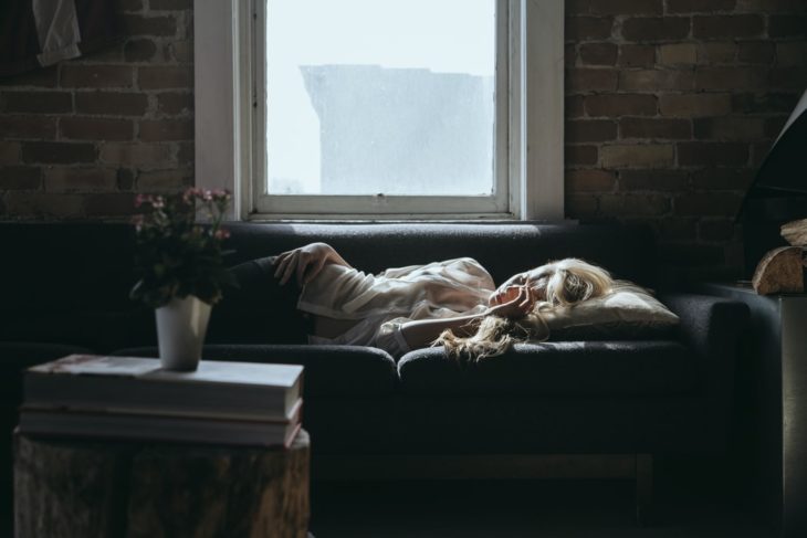 Mujer durmiendo en sofá