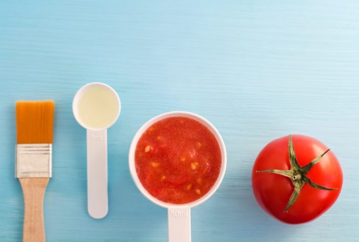 Tomate freco y en puro dentro d eun tazón de cerámica blanco