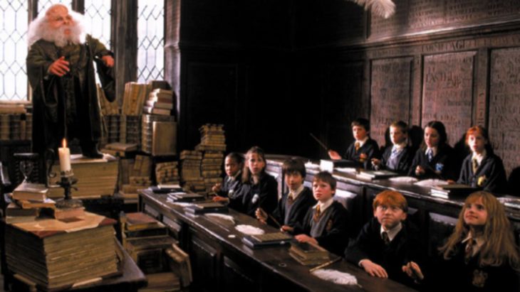 Escena de Harry Potter en la que toman clases de encantamientos