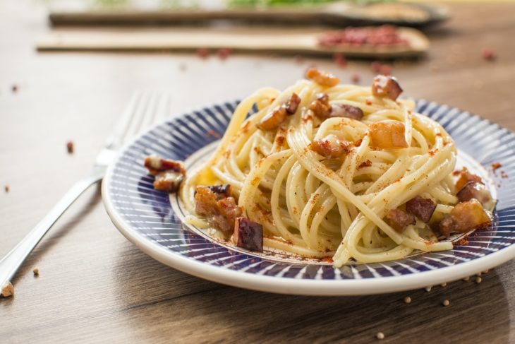 Plato de pasta de espagueti con tocino