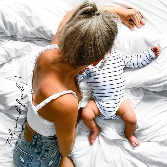 Foto para instagram de una mamá mirando a su bebé