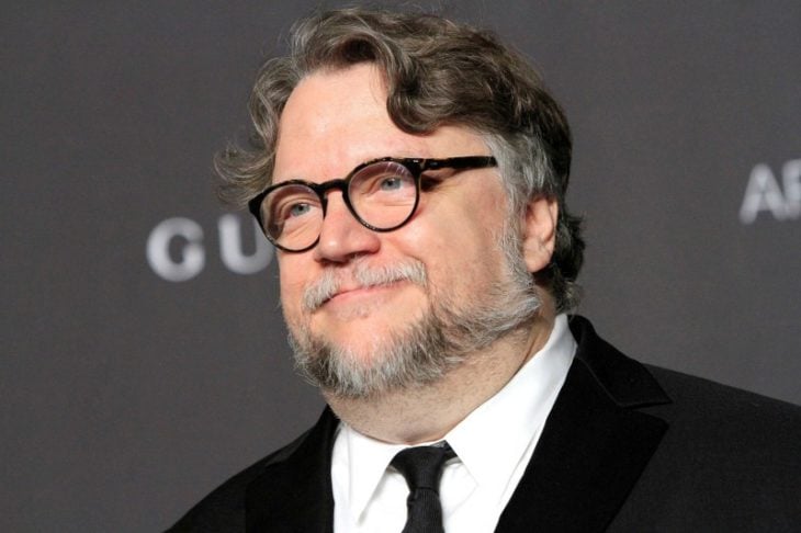Guillermo del Toro usando traje de gala