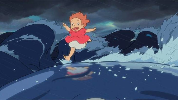 Escena de la película animada Ponyo y el secreto de la sirenita, con Ponyo corriendo sobre las olas del mar