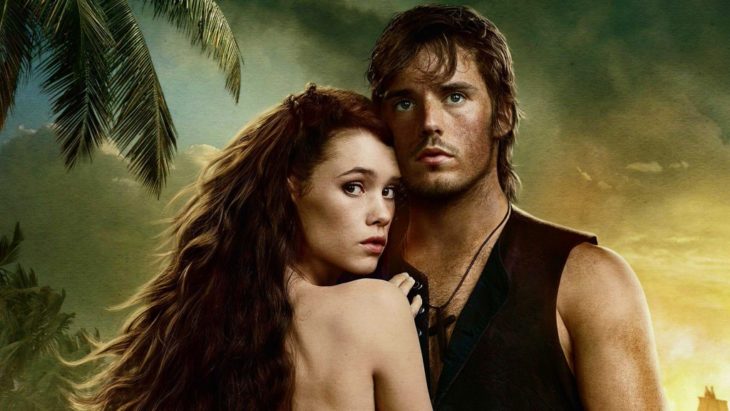 Phillip y la sirena abrazados en una escena de la película Piratas del Caribe: En mareas misteriosas