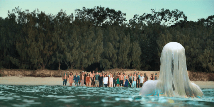 Escena de la serie Tidelands con Elsa Pataki como protagonista saliendo del mar en medio del oceano