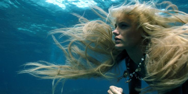 Escena de la película Un, dos, tres... Splash, con una sirena nadando debajo del mar 