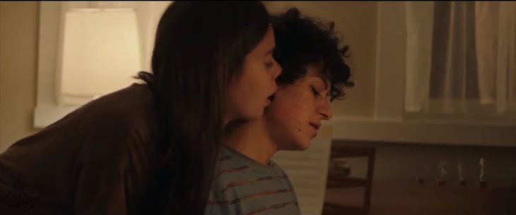 Escena de la película Duck Butter, una chica besando el cuello de su compañera mientras toca el piano