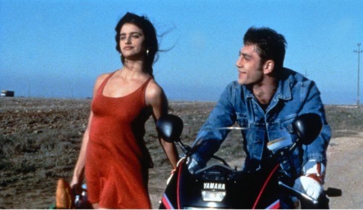 Penelope Cruz y Javier Barden en la película Jamón Jamón paseando en moto por carretera