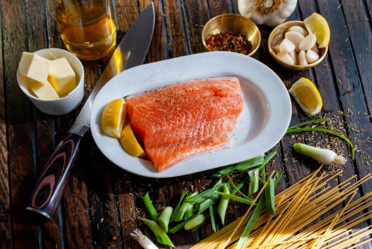 Ingredientes para preparar salmón