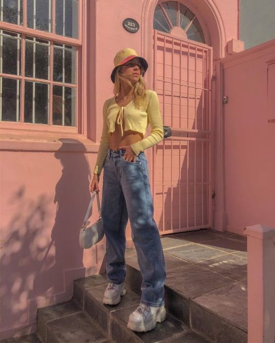 Chica llevando crop-top amarillo y un gorro estilo pescador en tono amarillo