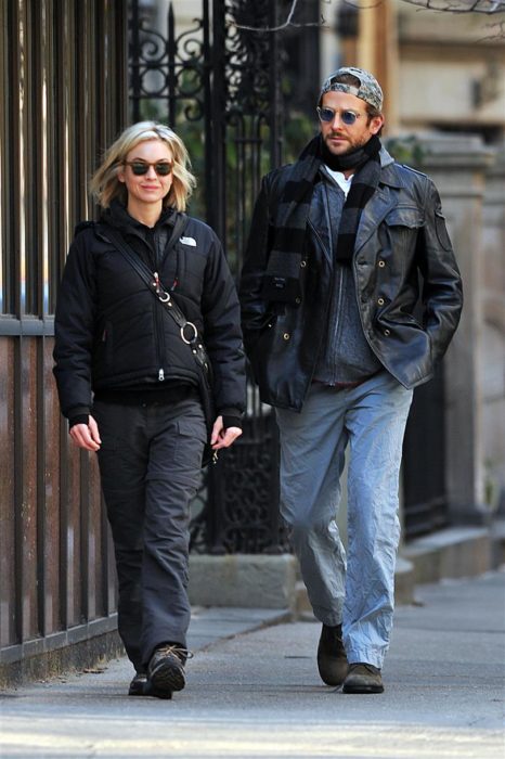 Bradley Cooper y Renée Zellweger caminando por las calles