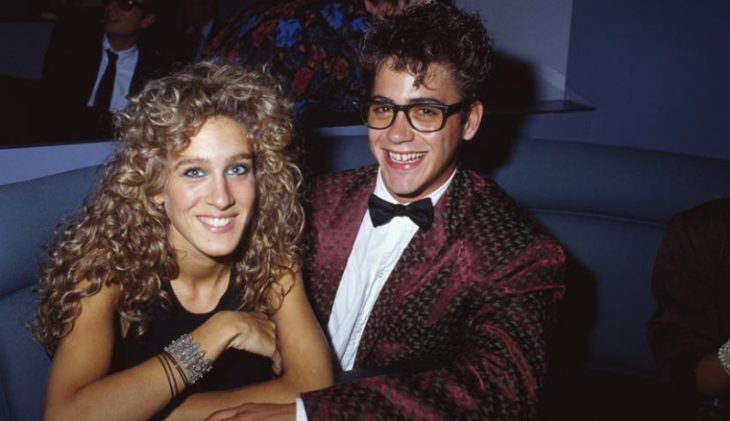 Robert Downey Jr. y Sarah Jessica Parker sonriendo en un restaurante