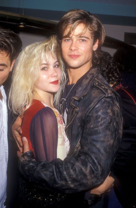 Brad Pitt y Christima Applegate abarzados 