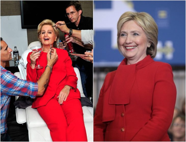 Katy Perry disfrazada como Hillary Clinton con traje sastre rojo y cabello corto en tono rubio 