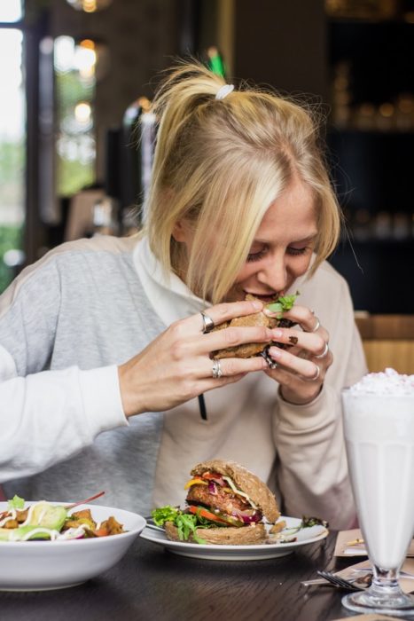 Mujer comiendo un wrap