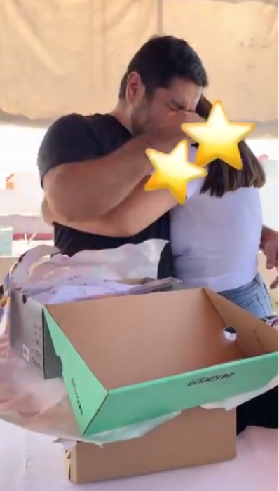 Alondra abrazando a su papá después de que abrió su regalo del día del padre