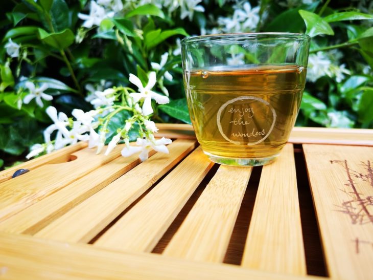 Taza de cristal con té verde