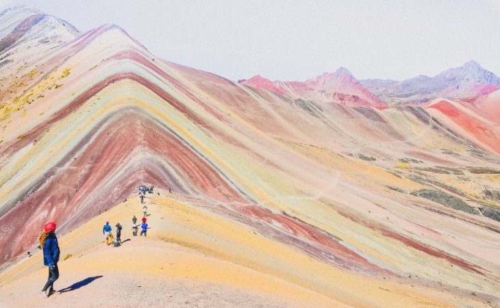 Camino de arena arcoíris en Perú