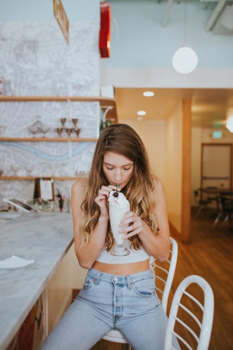 Chica tomando una malteada