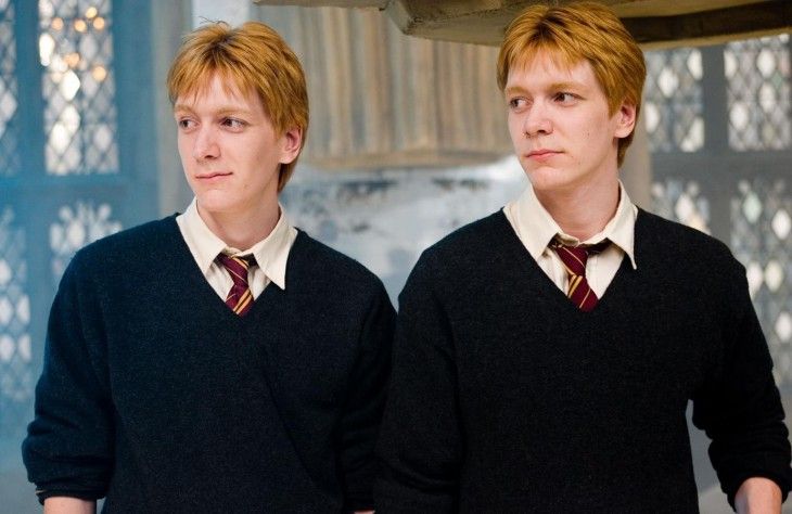 Fred y George Weasley usando el uniforme de Gryffindor