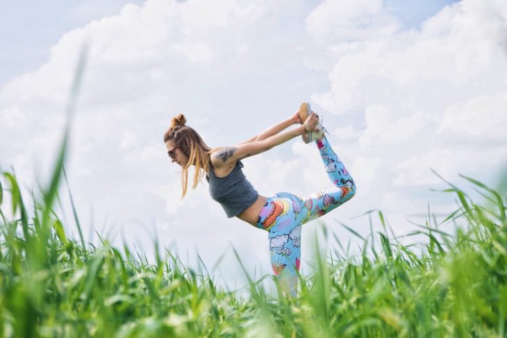 Chica ejercitándose al aire libre