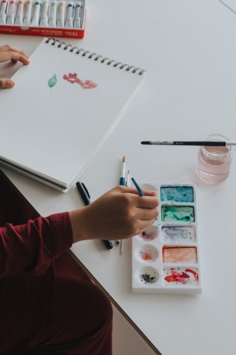 Chica pintando con acuarelas 