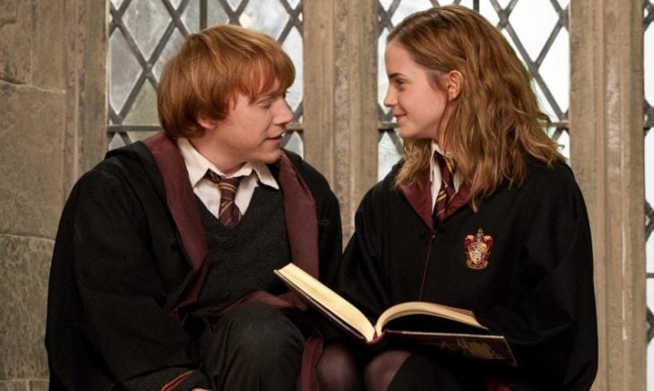 Ron y Hermione platicando en los pasillos de Hogwarts