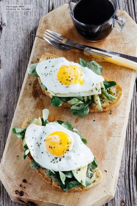 huevos cocidos sobre rebanadas de pan tostado