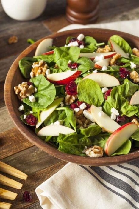 Ensalada con hojas verdes, manzana y nueces