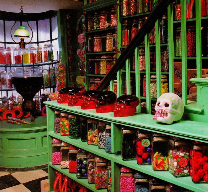 Dulcería Honeydukes de Hogsmeade decorada con dulces mexicanos