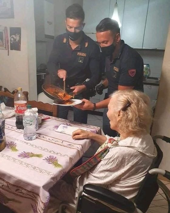 Policías ayudan a ancianita a preparar la cena