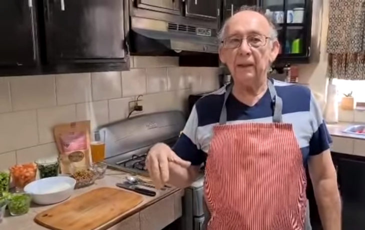 Abuelito pierde su trabajo y abre canal de cocina en YouTube