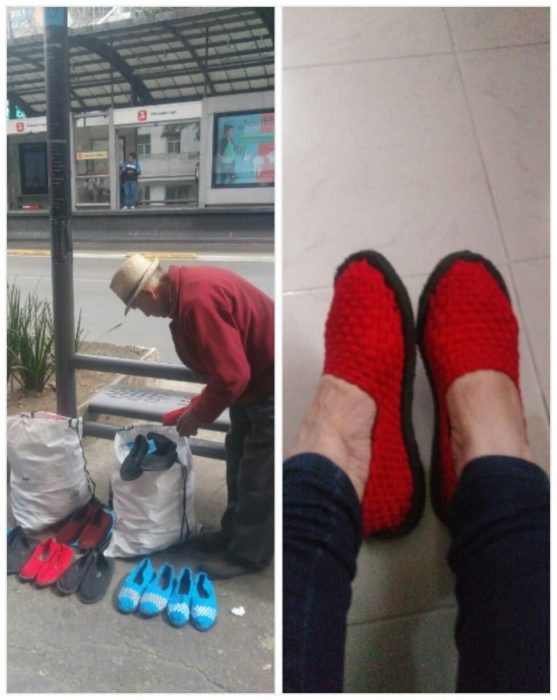 Abuelito acomodando un stand con zapatos tejidos