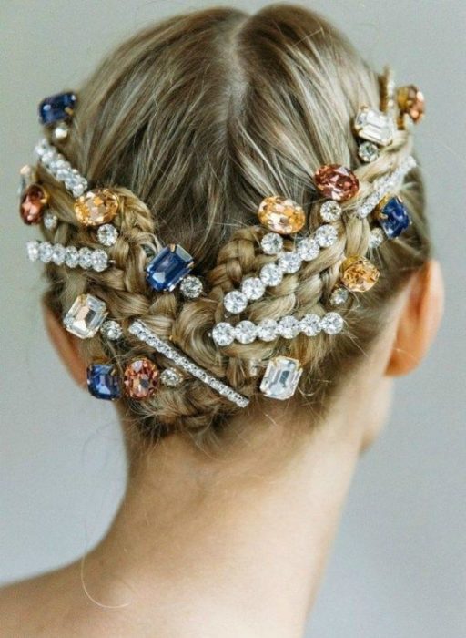 Peinado recogido con trenzas con piedras y broches brilantes