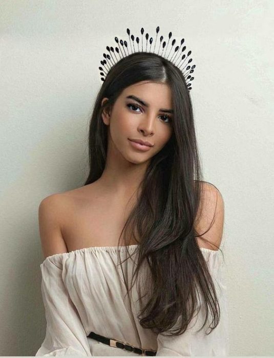 Chica morena con tiara en forma de corona