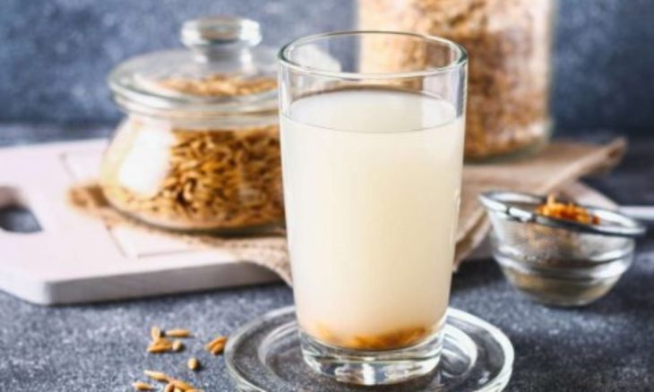 Vaso con agua de avena