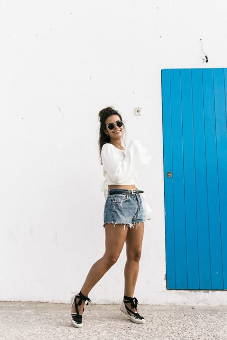 Outfit con alpargatas con short de mezclilla