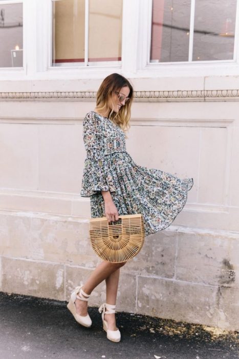 Outfit con alpargatas con vestido floreado