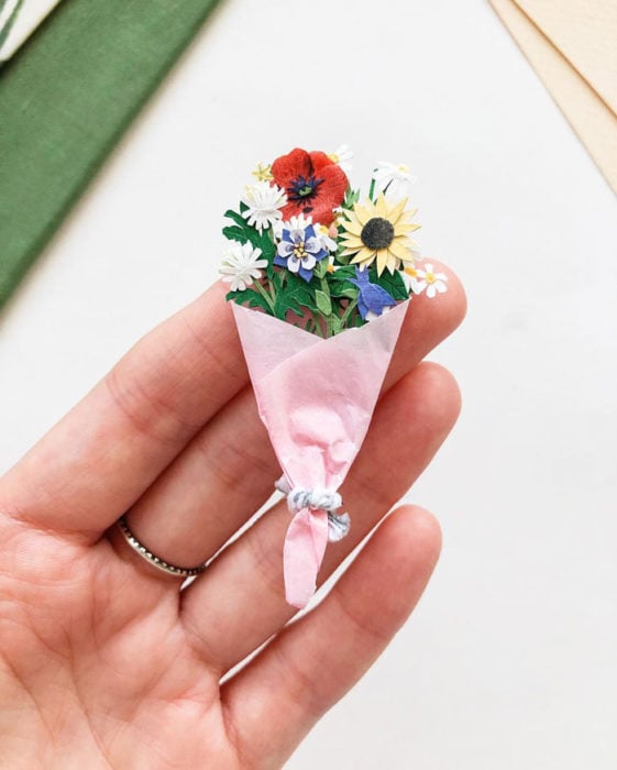 Miniramo de flores de papel de la artista Tania Lissova