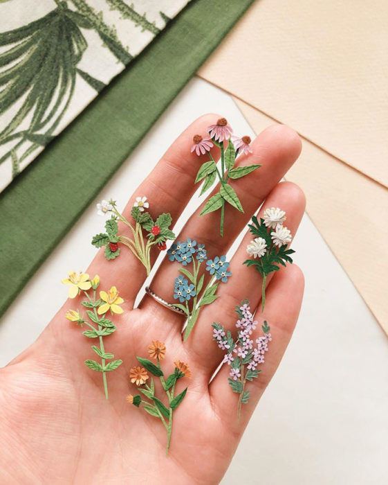 Miniramo de flores de papel de la artista Tania Lissova con flores blancas, amarillas y lilas