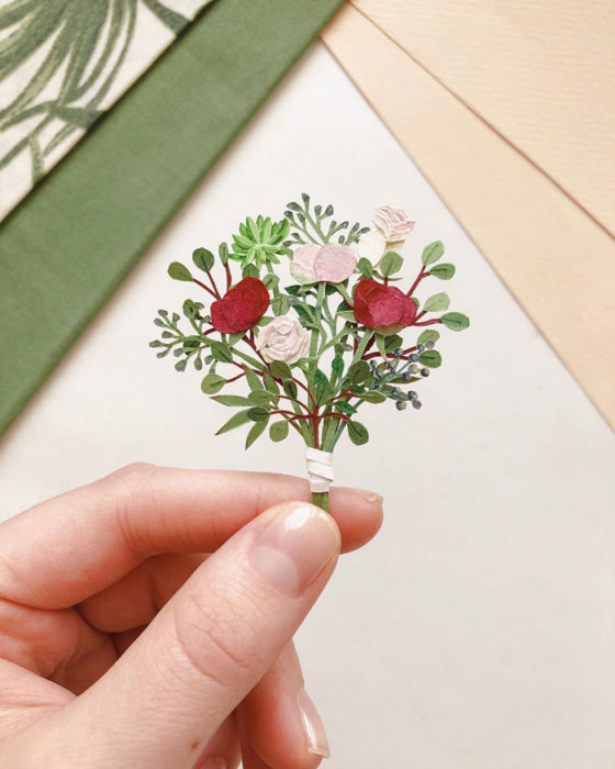 Miniramo de flores de papel de la artista Tania Lissova con rosas rojas, blancas y rosas