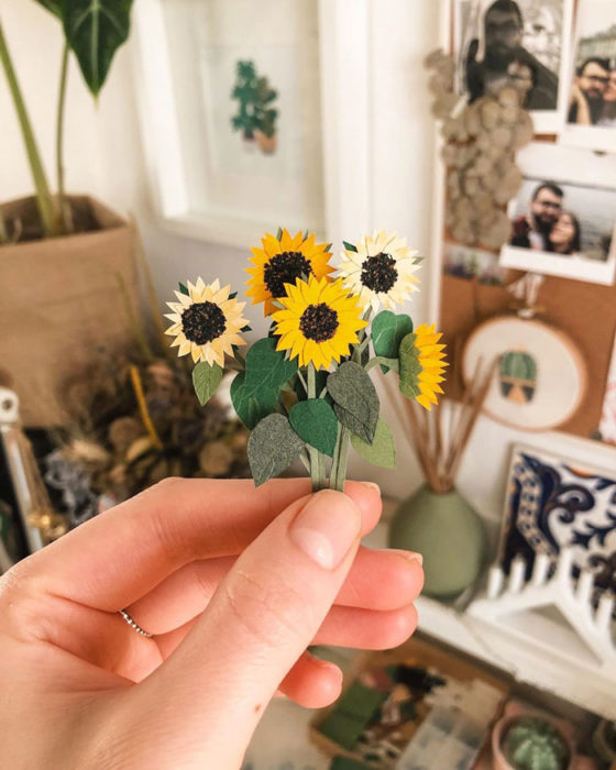 Miniramo de flores de papel de la artista Tania Lissova de girasoles amarillos