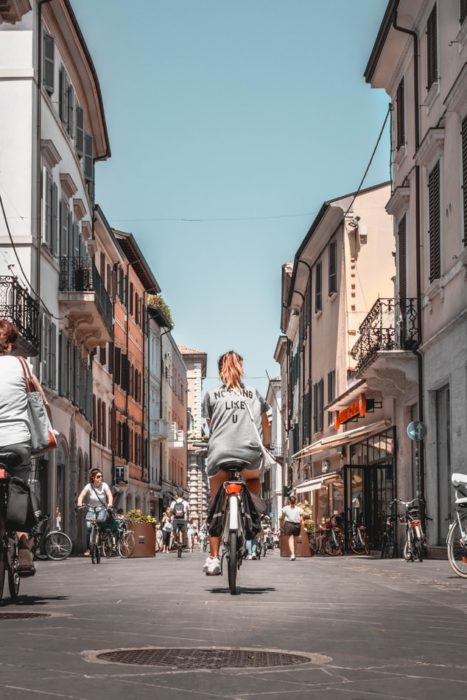 Chica andando en bicicleta en la ciudad