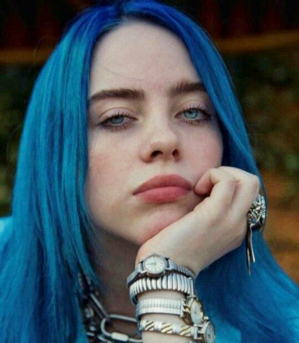 Billie Eilish con cabello azul